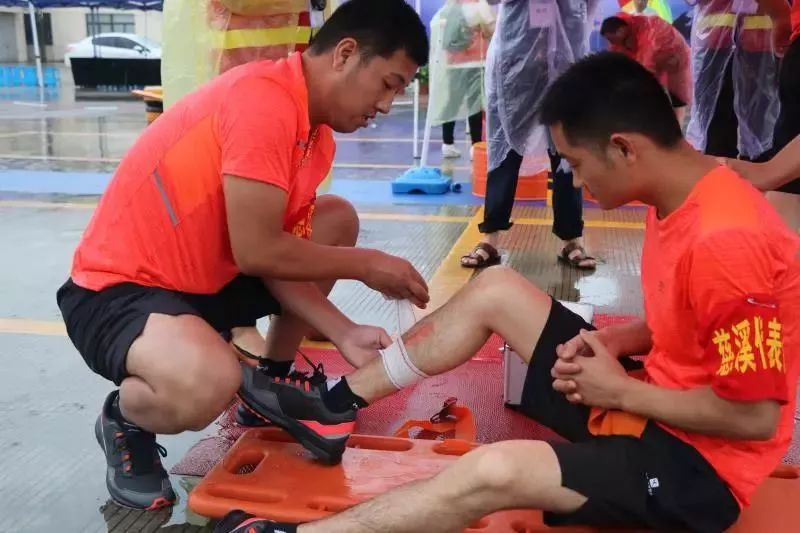 关键时刻谁将冷静应对，率队获胜？