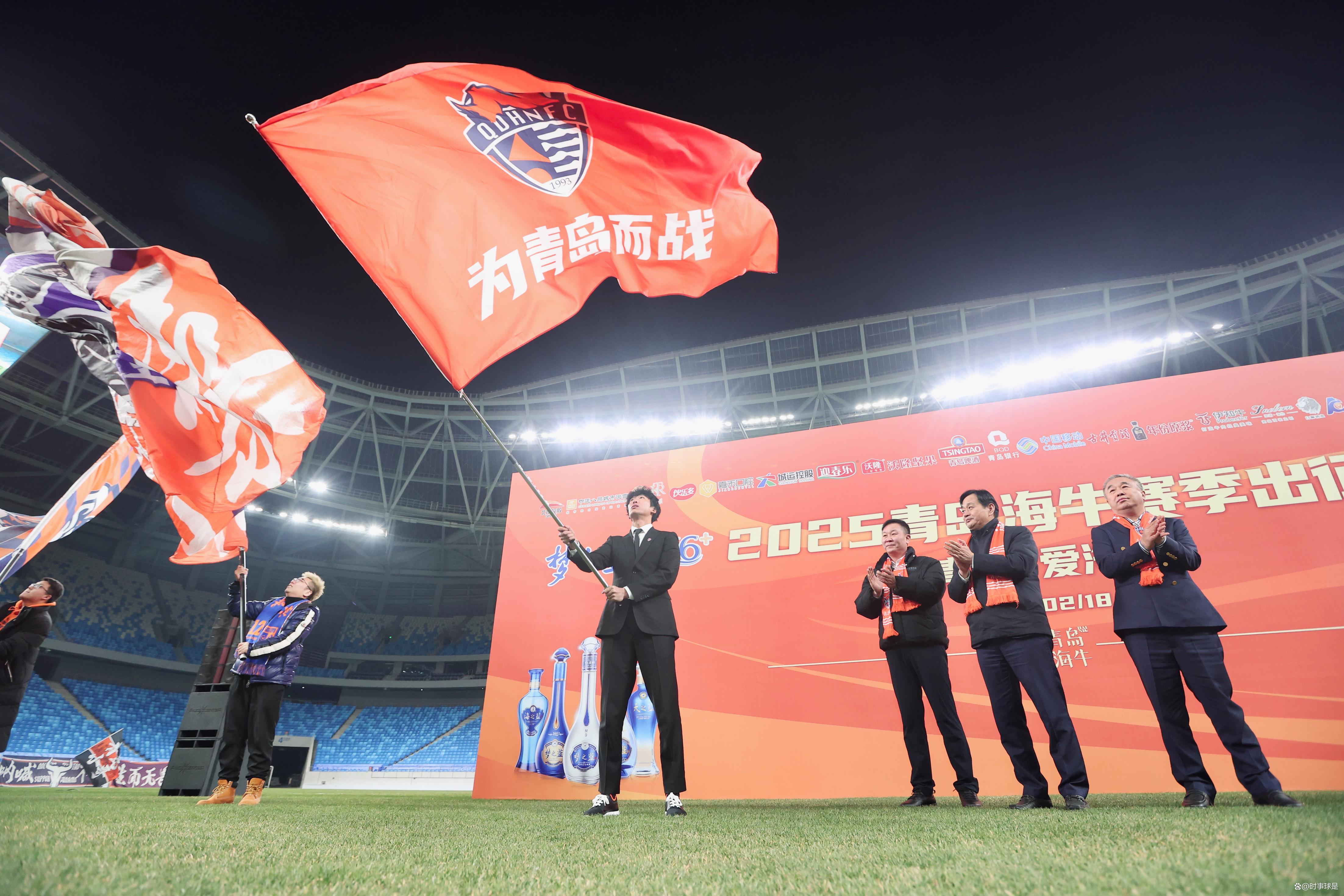 关于足球比赛现场气氛火爆，观众热情高涨的信息