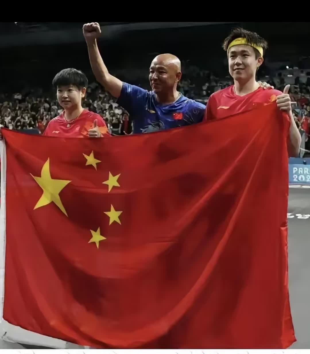 运动员们在赛场上争分夺秒，争取胜利
